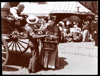 Vista de mujeres comprando vegetales a un vendedor ambulante en la calle, Nueva York, 1898